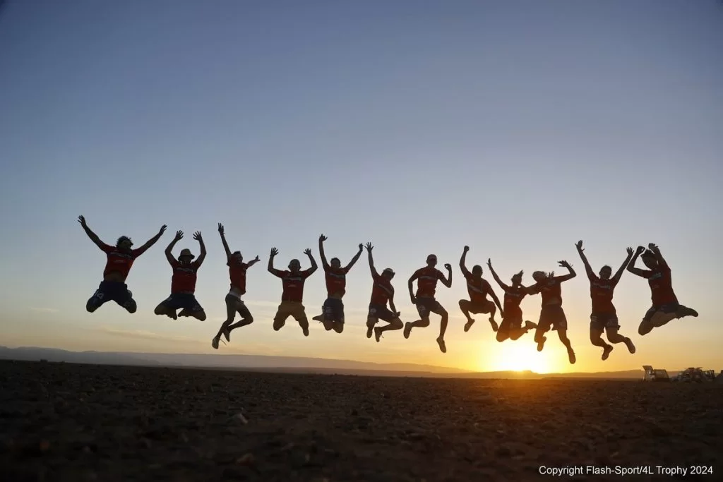 4L trophy officiel - staff qui saute